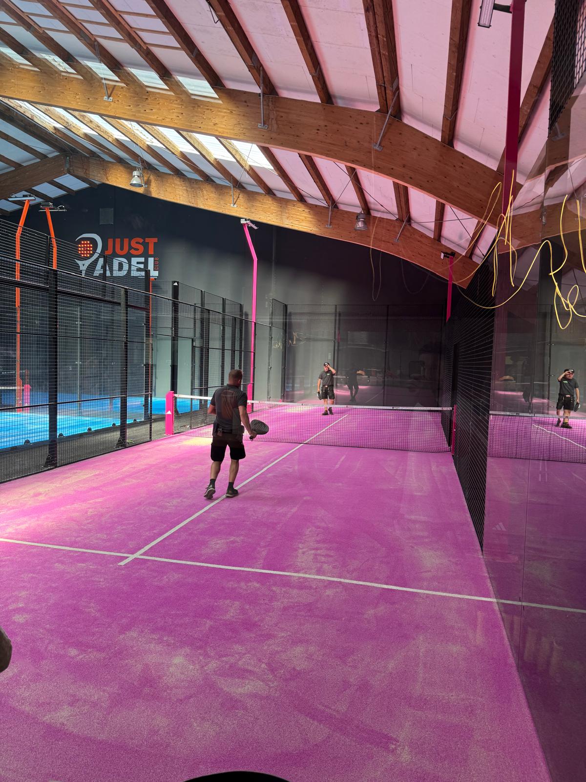 Pinker Indoor-Singlecourt im Just Padel Club