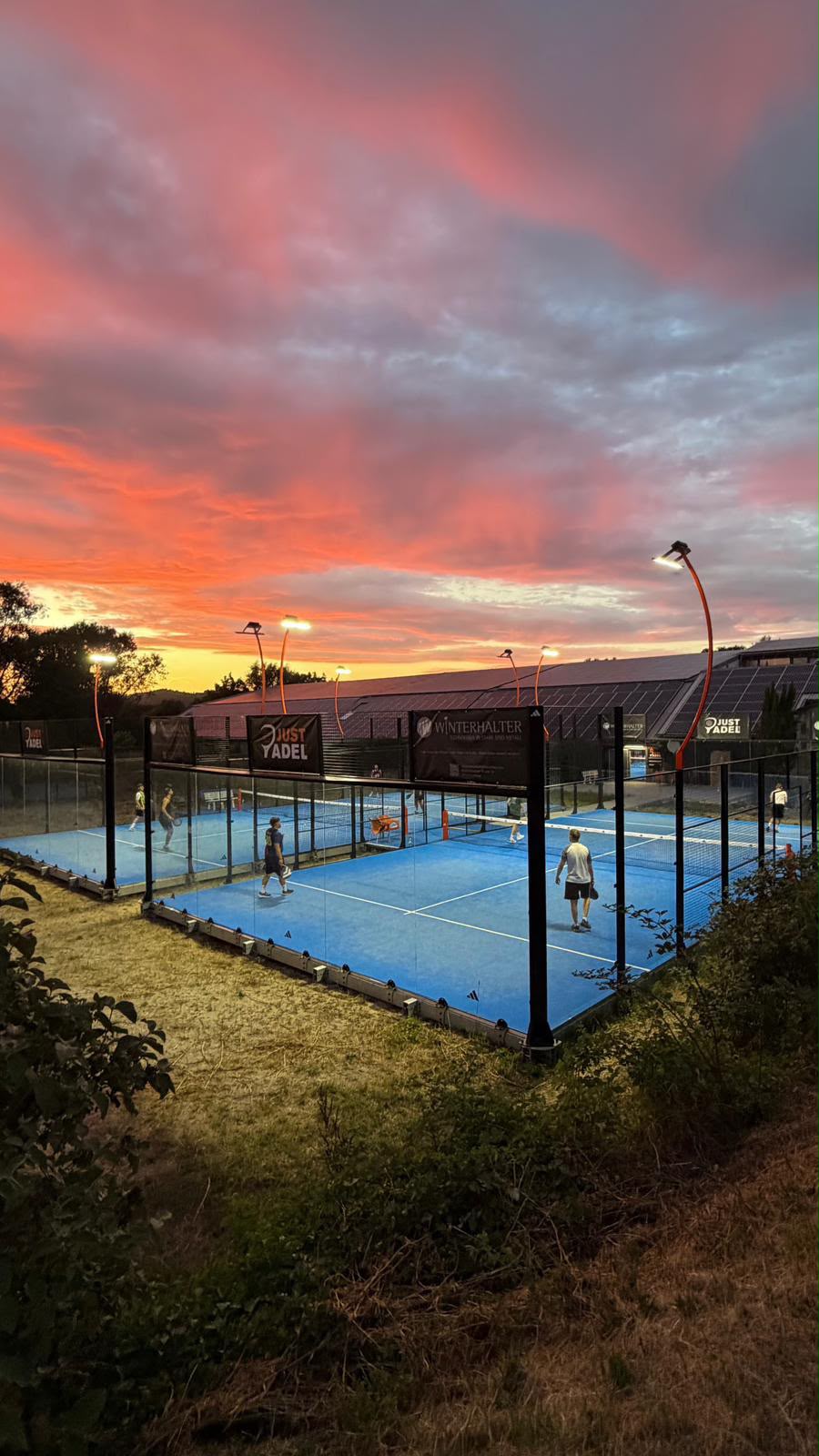 Outdoor-Doublecourts bei Sonnenuntergang