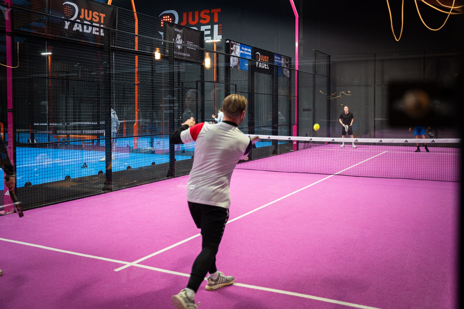 Padeltraining auf dem pinken Indoor-Court